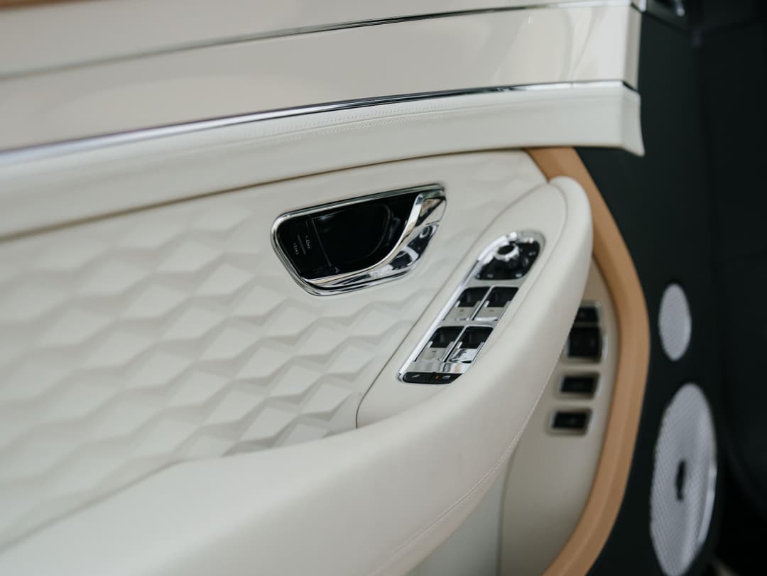 Bentley Continental GTC Speed Mulliner V8 Hybrid