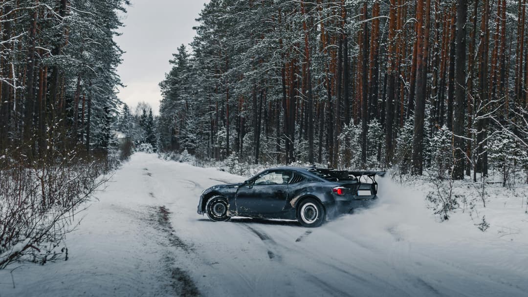 Conduire des voitures de luxe sur la neige : guide de location de supercars en hiver en France