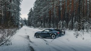 Conduire des voitures de luxe sur la neige : guide de location de supercars en hiver en France